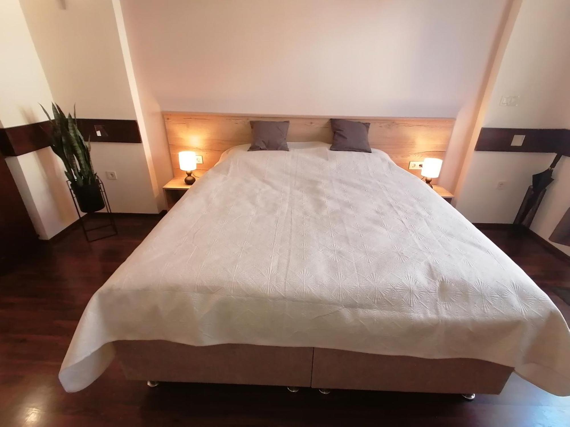 Mohacs Korona Apartman Екстер'єр фото